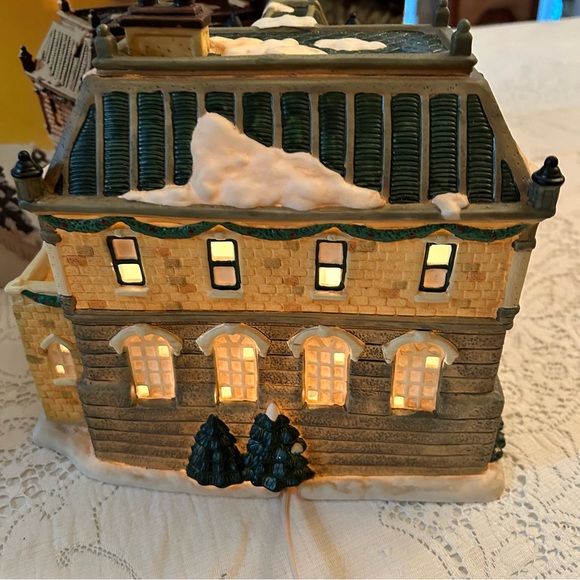 Village Square Lighted Post Office - Picture 4 of 10